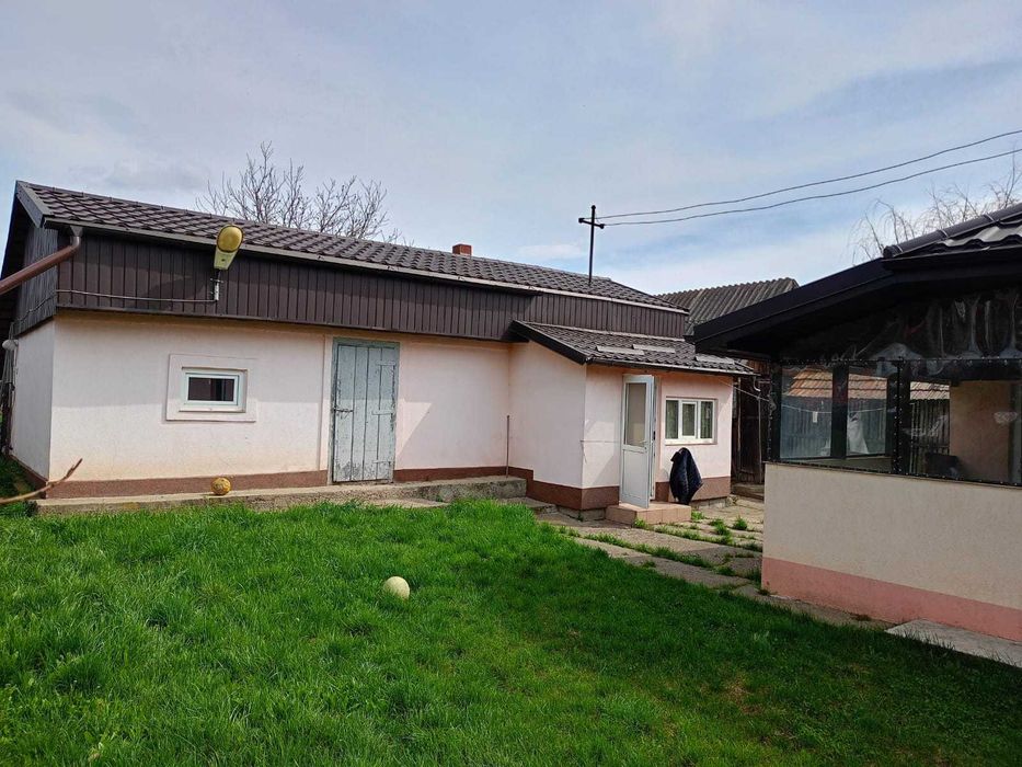 Casa cu anexe și teren