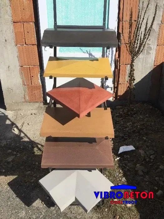 Capace de gard din beton cu picurator