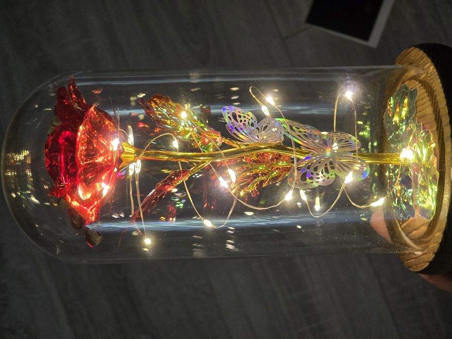 Trandafir etern cu LED-uri în pahar de sticlă – cadou romantic