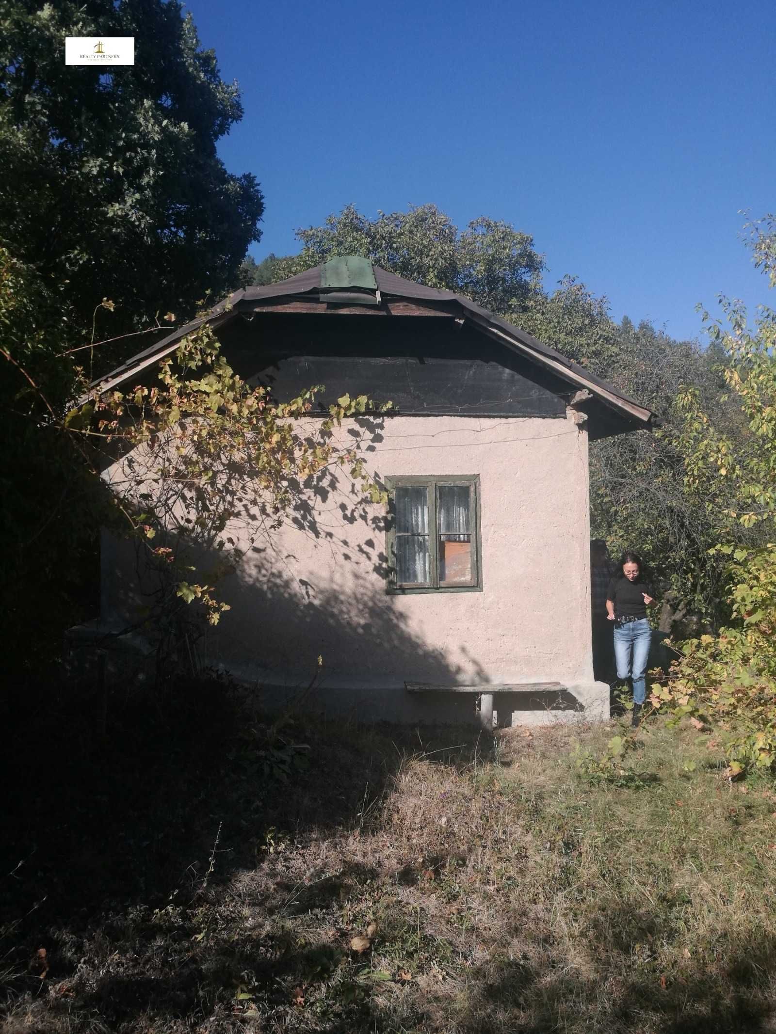 Продава ПАРЦЕЛ 3960 кв.м с малка къща в с. Люлин, област Перник