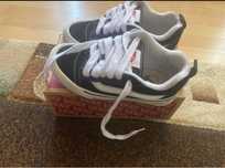 Vans knu skool.