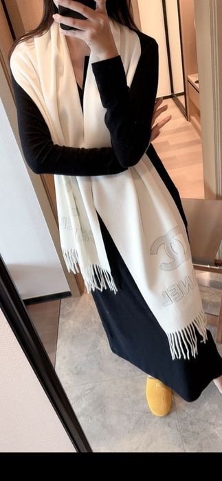 Esarfa-fular Chanel model 2026