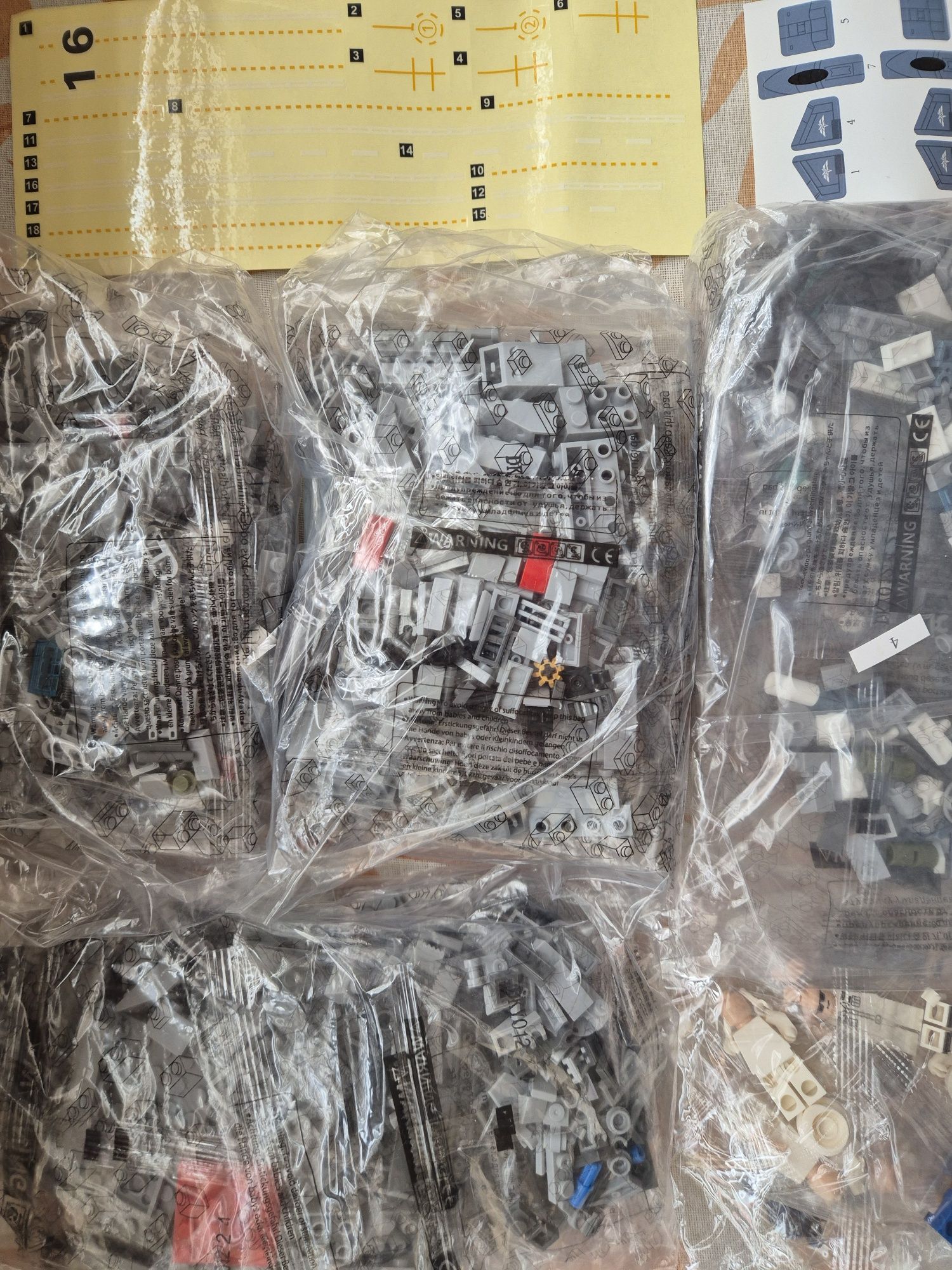 Portavion de jucarie din piese identice LEGO 1000+