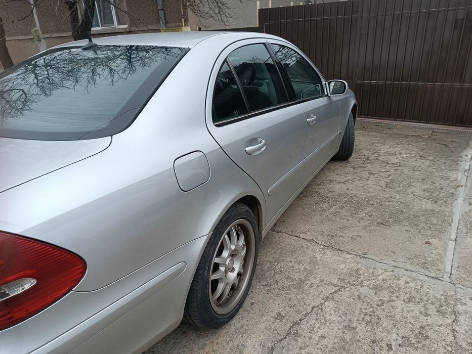 Vând Mercedes E class