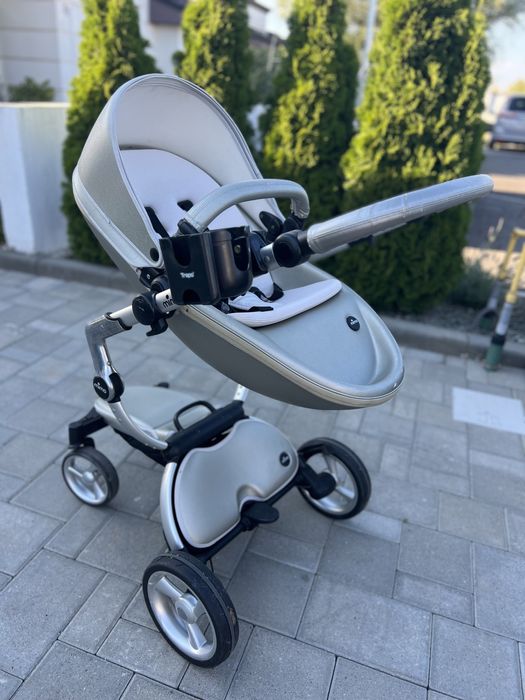 Carucior Mina. Culoare gri. Este 2 in 1 . Se transforma in landou.