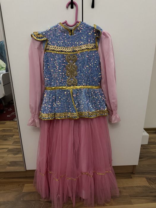 Қазақша көйлек, мектепте өлең айтып, би билегенге өте әдемі көрінеді.