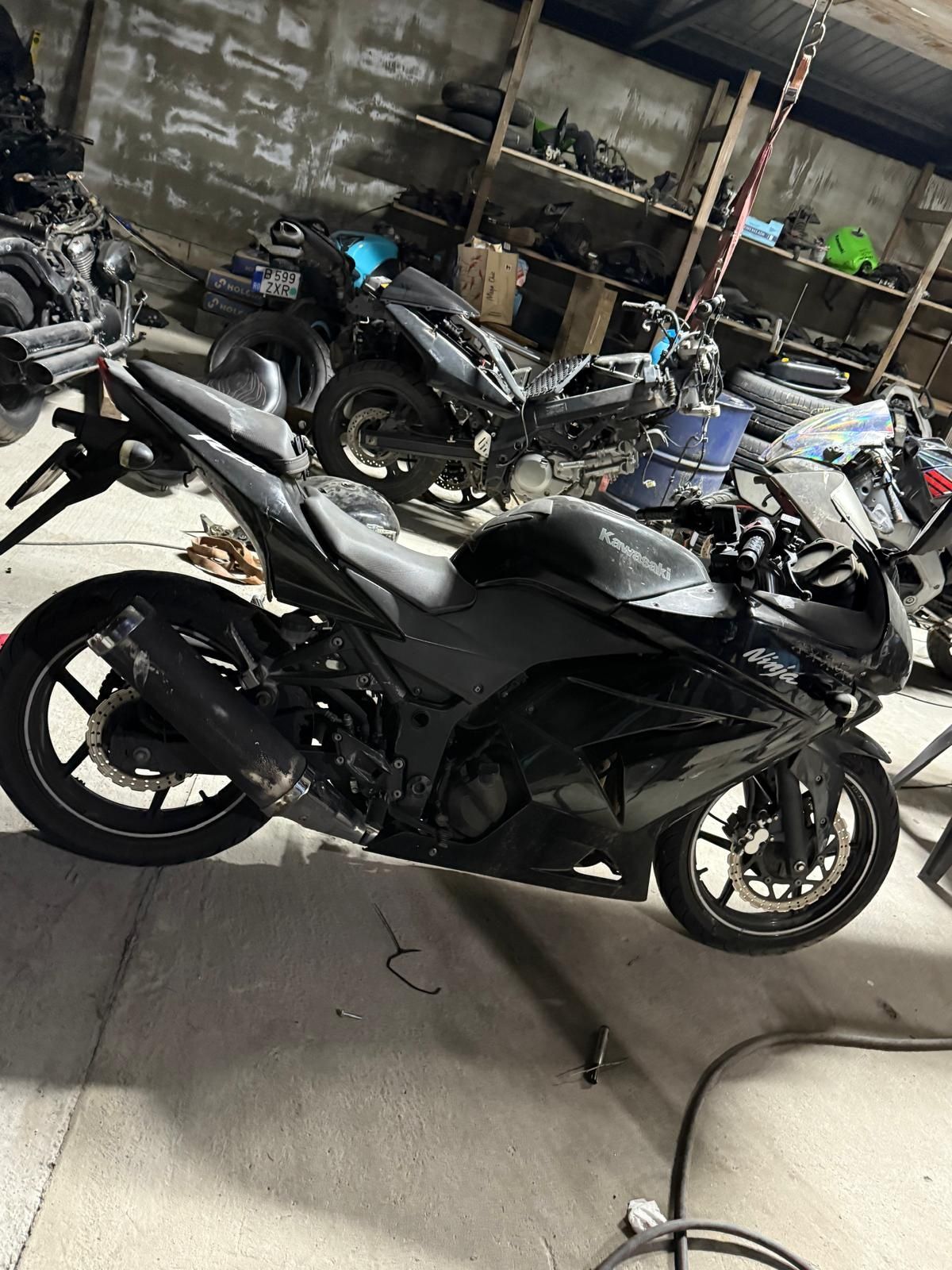 Dezmembrez kawasaki ninja 250 an 2011 motor functional