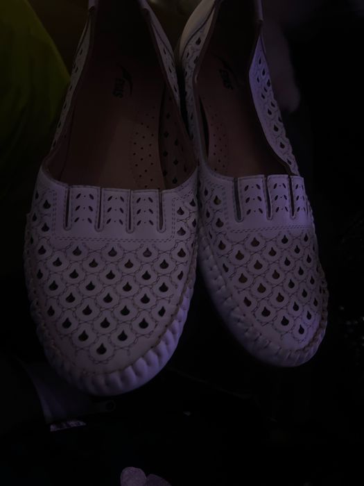 Обувки чисто нови са подариха ми ги но не ми харесват 40номер