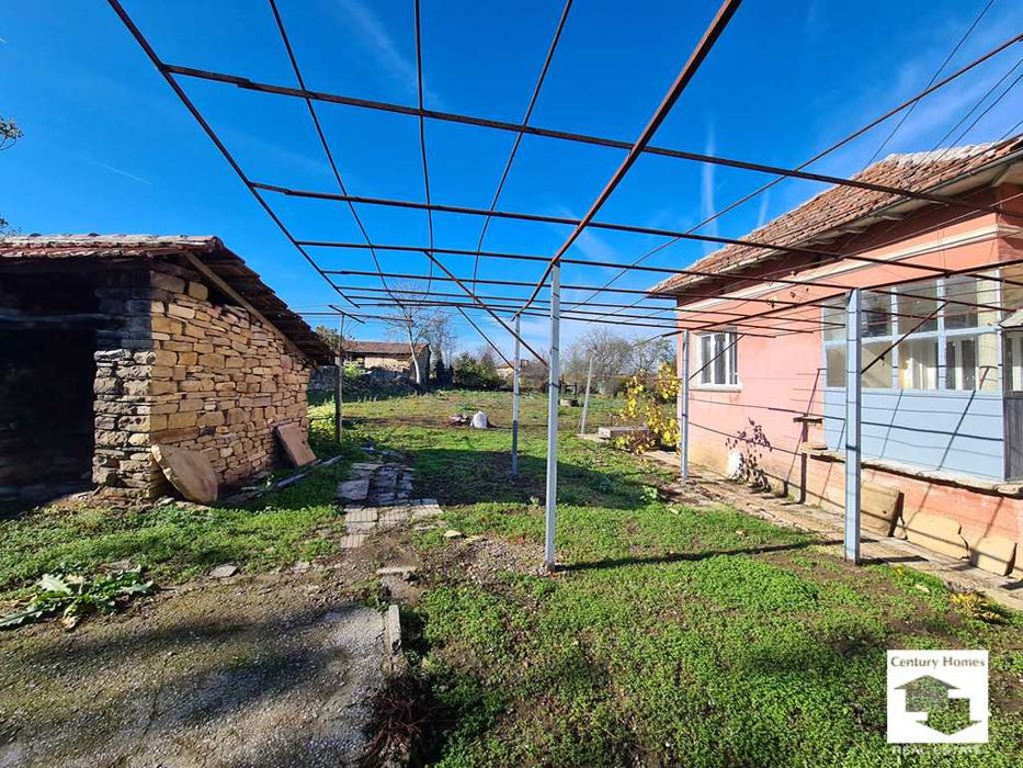 140329 Къща с равен двор и кладенец, в добро състояние, в с. Дъскот