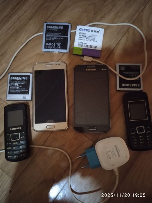 Продам под ремонт или на запчасти 2 смартфона SAMSUNG  и две кнопочных