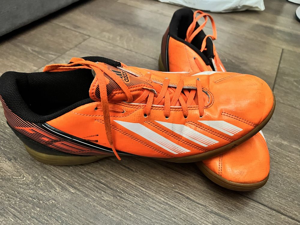 Adidas маратонки за зала