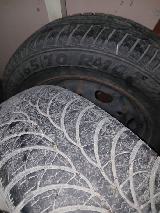Vand 165/70/14 cu tot cu jante