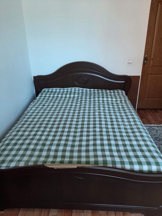 СРОЧНО! Продаю спальный гарнитур — кровать, шкаф, тумбочка, зеркало