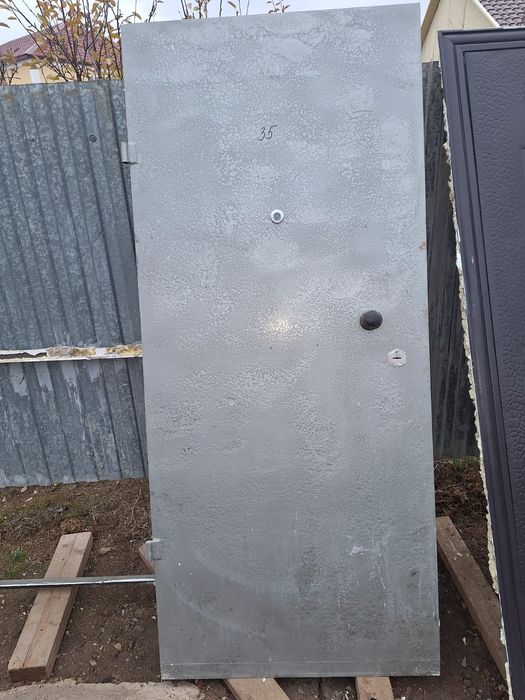 Продам входную железную дверь