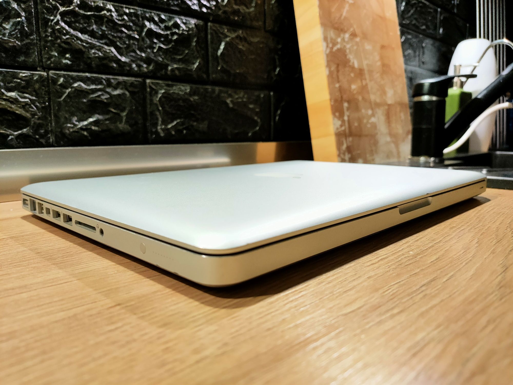MacBook Pro 13" Intel i5 cu 2TB SSD si 16GB RAM (Apple iMac Air)