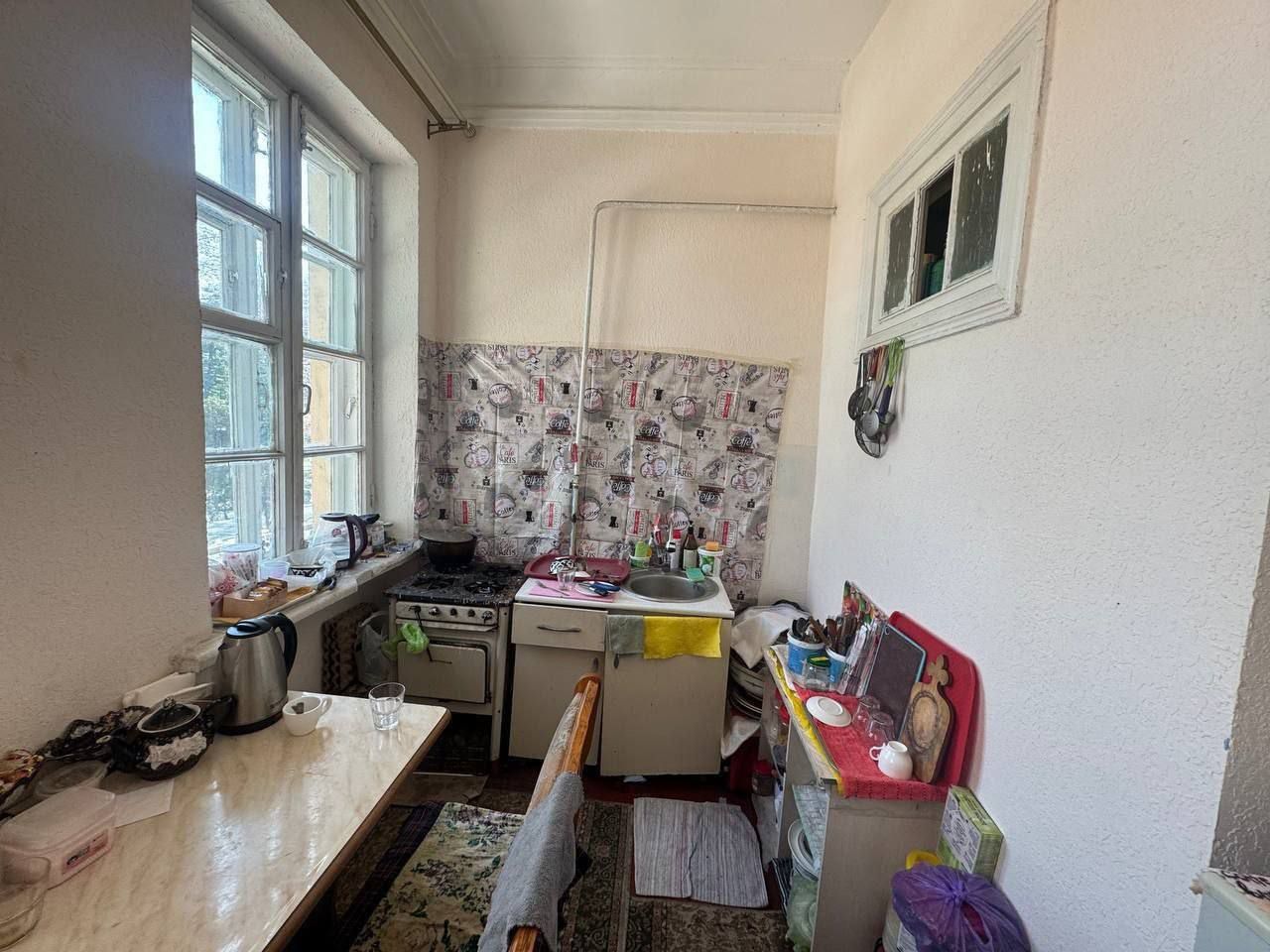 Продаётся 1 ком кв в чирчике в центре базара 2 этаж 35 квадрат