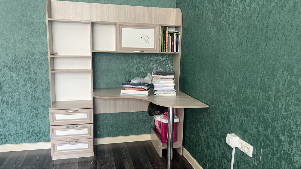 Книжный стол