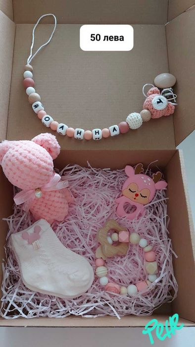 Подаръчен комплект за бебе, персонализиран клипс, дъвкалка, чорапки...