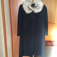 Женское драповое пальто с песцовым воротником