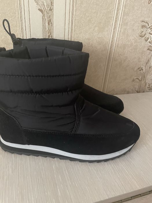 Продам  женские сапоги.