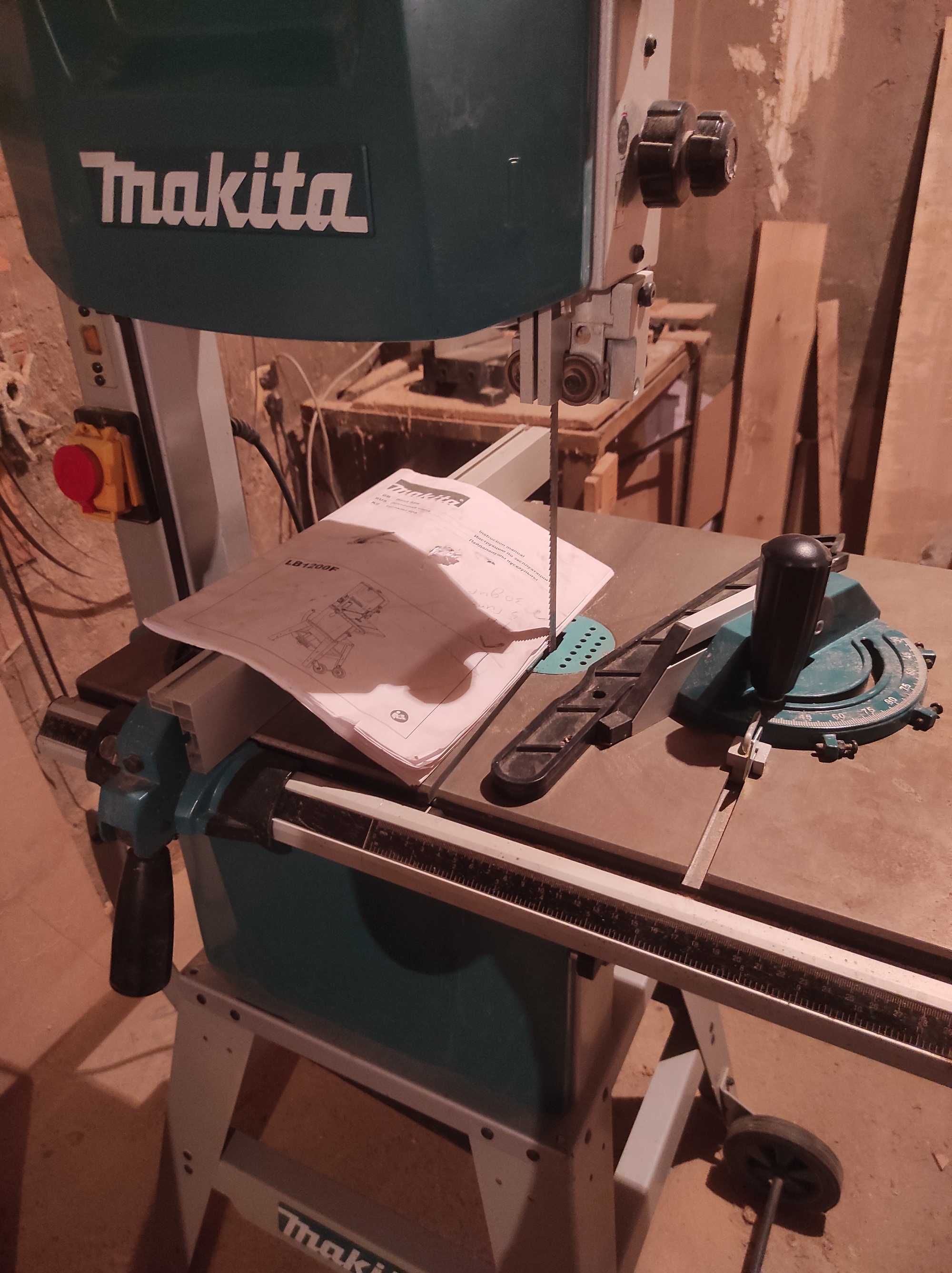 Ленточная пила Макита LB1200F.