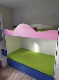 Двуетажно легло със стълби