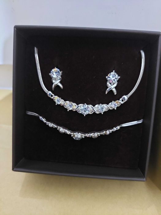Set colier, bratara si cercei cu strasuri in cutie cadou Teilor