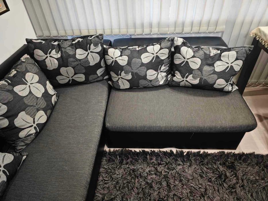 Ъглов разтегателен диван и 4 кожени стола