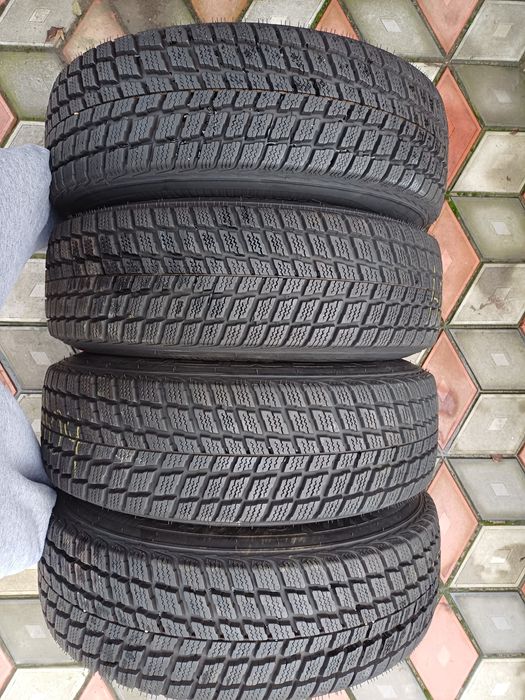 Vând 4 anvelope de iarna 215 70 r16 NEXEN ca și noi rulate max 500 km