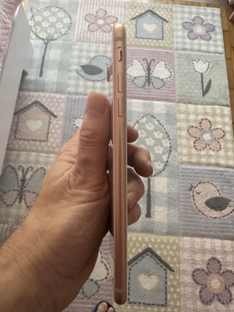 Продавам iphone (айфон)8 plus 64 gb