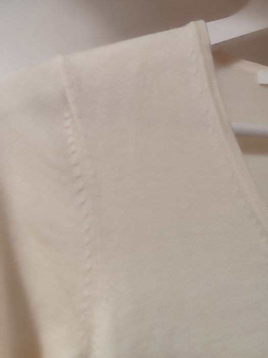 Пуловер с V-образно деколте от 100% мериносова материя