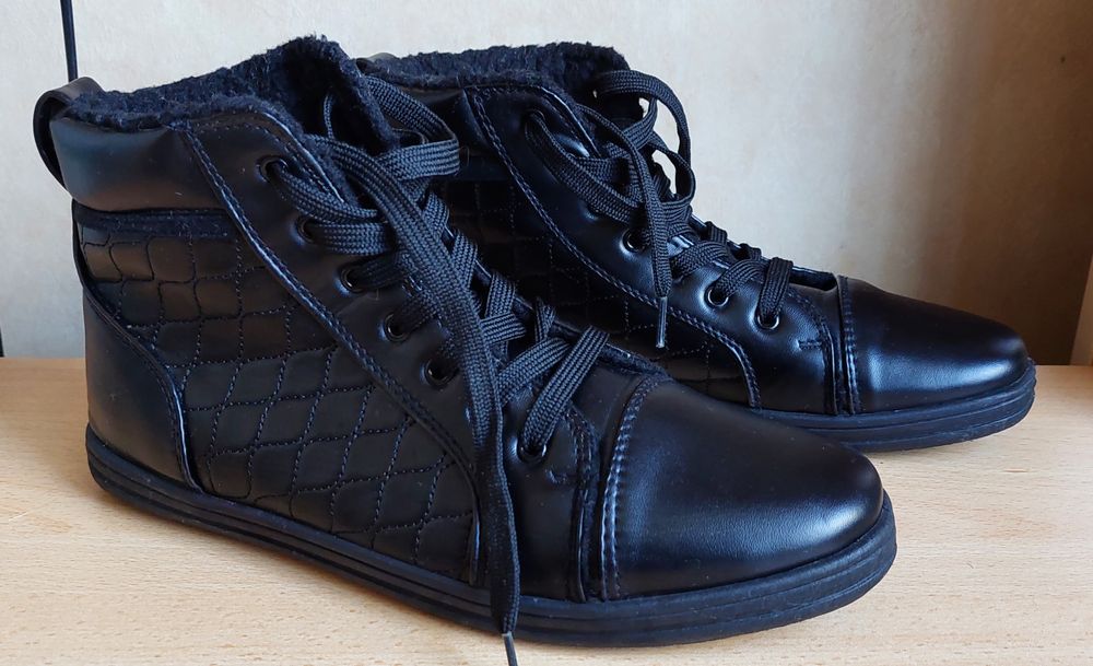 Черни високи кецове за сезона