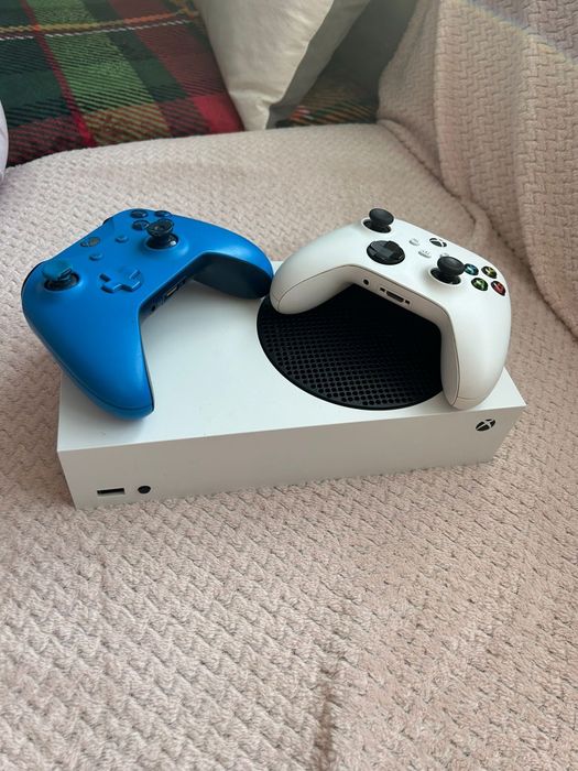Vând Xbox serie S 512 GB
