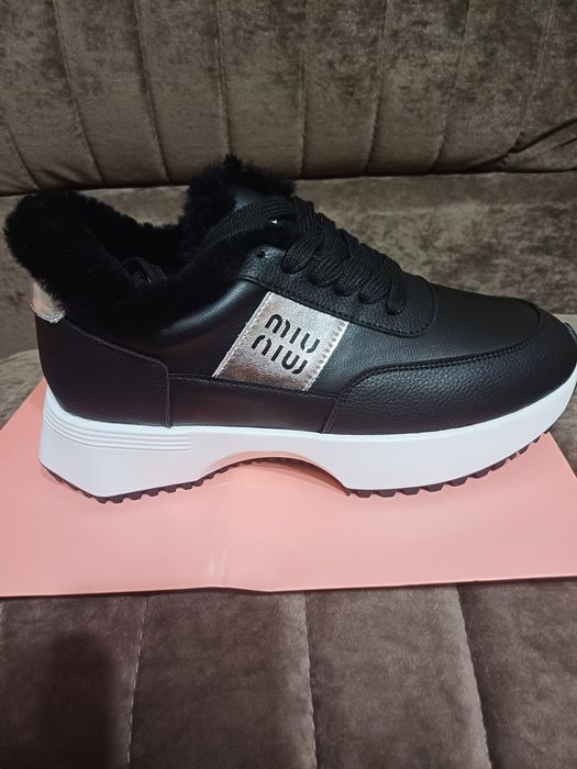 Продам зимние кроссовки Новые