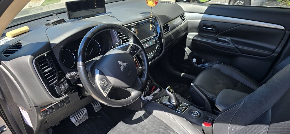 Vand Mitsubishi Outlander PHEV dotari FULL Model InStyle PLUS