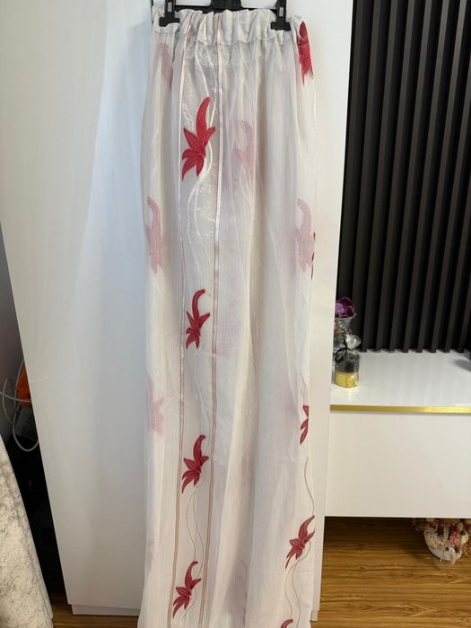 Perdea cu model rosu