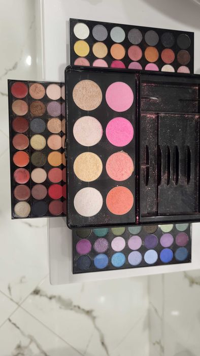 Палитра сенки,ружове,хайлайтър,червила Douglas 20лв