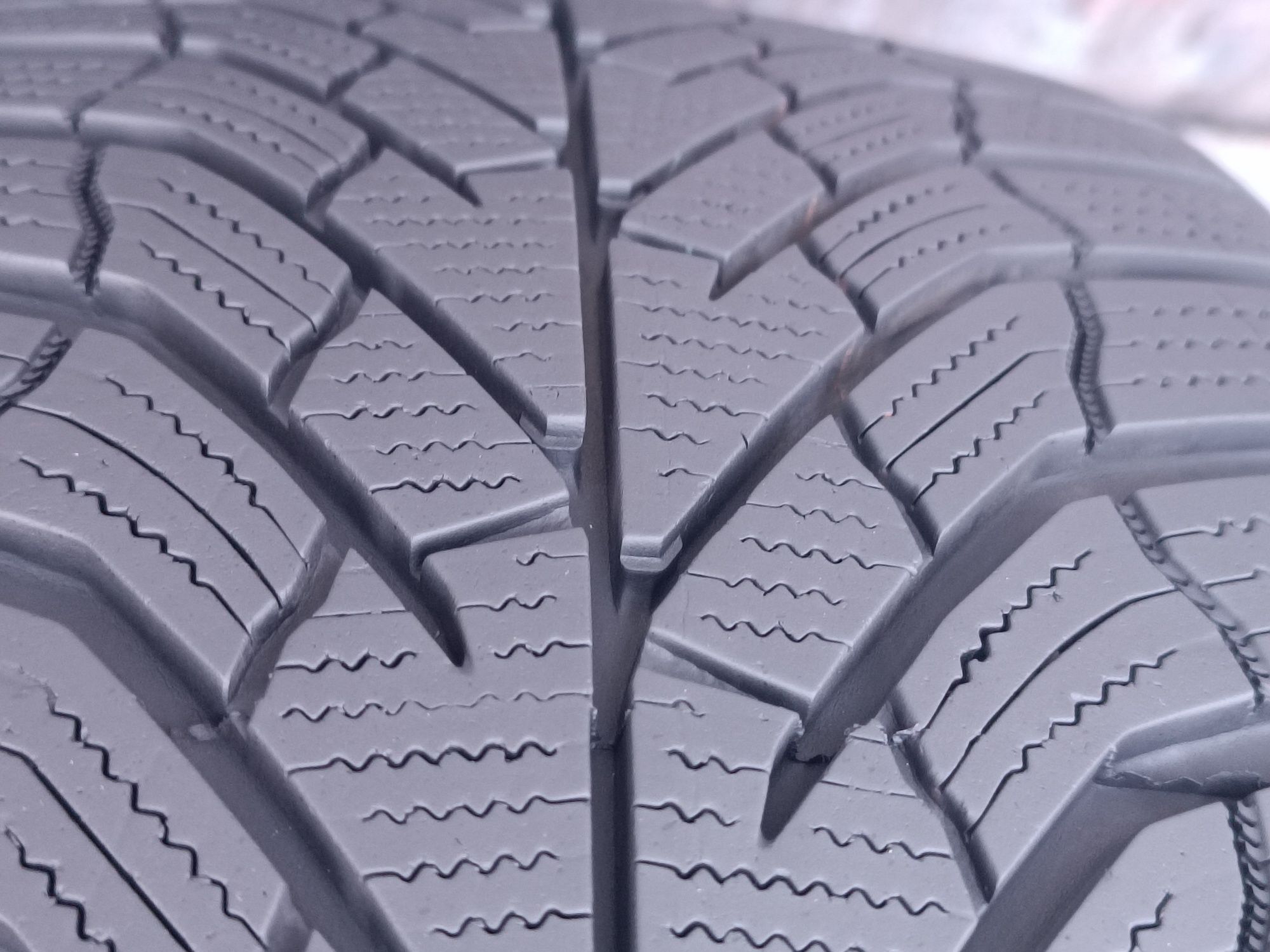 225/40/18 Kumho Дот 3022