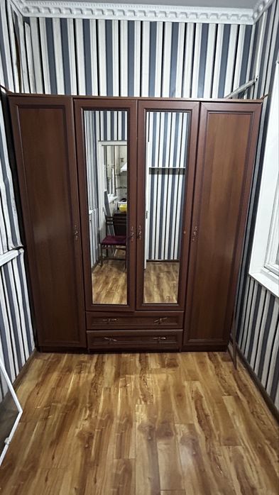Шкаф продается в хорошем состоянии, недорого, большой, вместительный.
