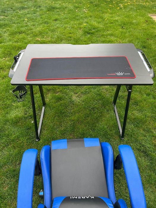 Scaun și masa de gamming