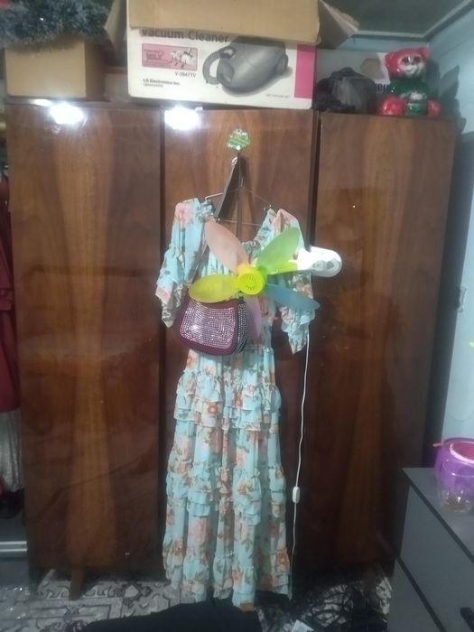 сервант в хорошем состоянии и кароват тумба шкаф пофик стул