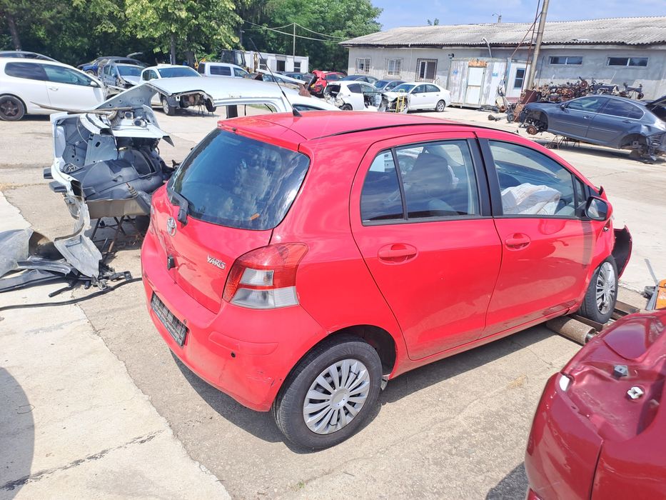 Dezmembrez Toyota yaris , cod motor 1kr-fe