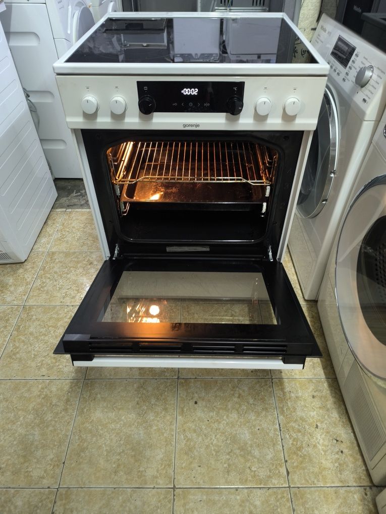 Свободнстояща печка с керамичен плот Gorenje