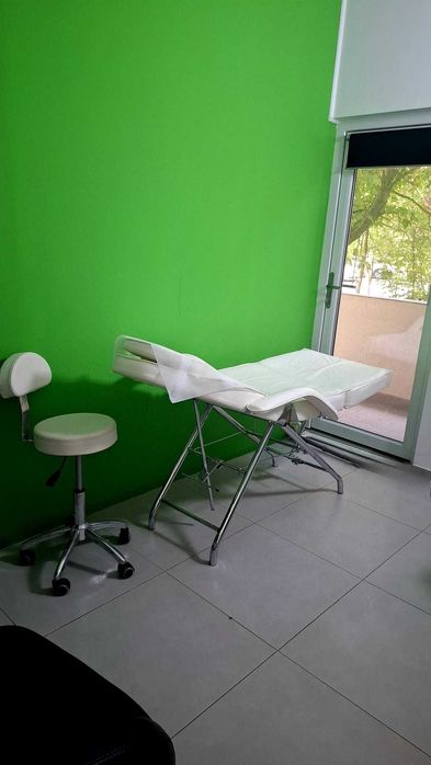 Inchiriez post de: Manichiura-pedichiura, Make-up, Coafor si Cosmetica