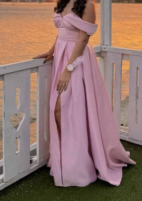 Елегантна дълга сатенена рокля