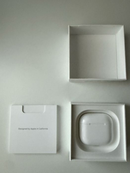 Cutie Airpods 4 + casca stanga ORIGINALE