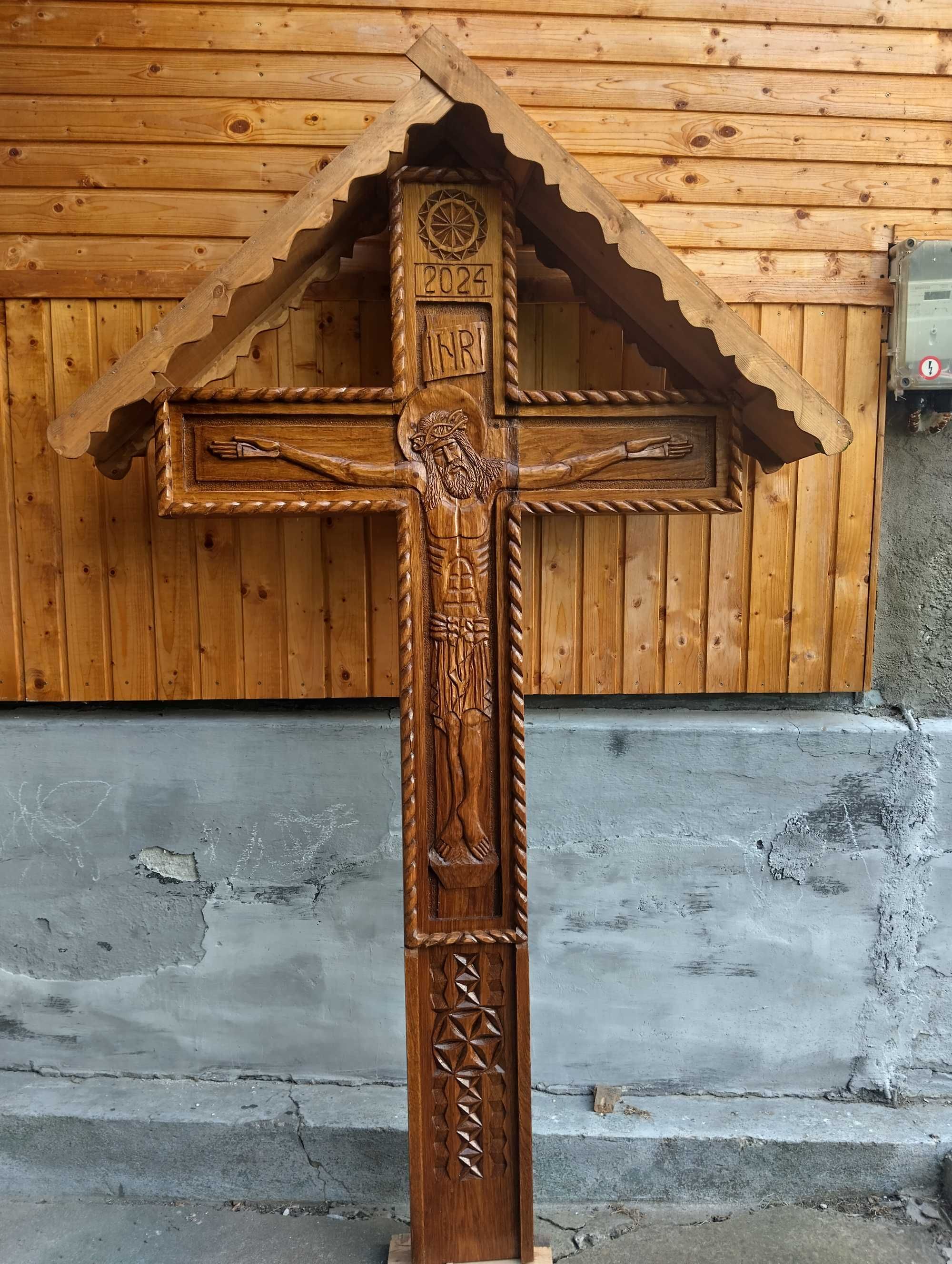 Troiță din lemn masiv de stejar sculptată manual
