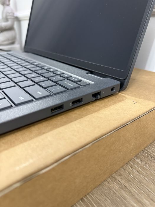 Vând laptop NOU SIGILAT Dell Pro 14 (PC14250) PRET EMAG 7300 lei