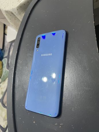 Samsung A70 телефон