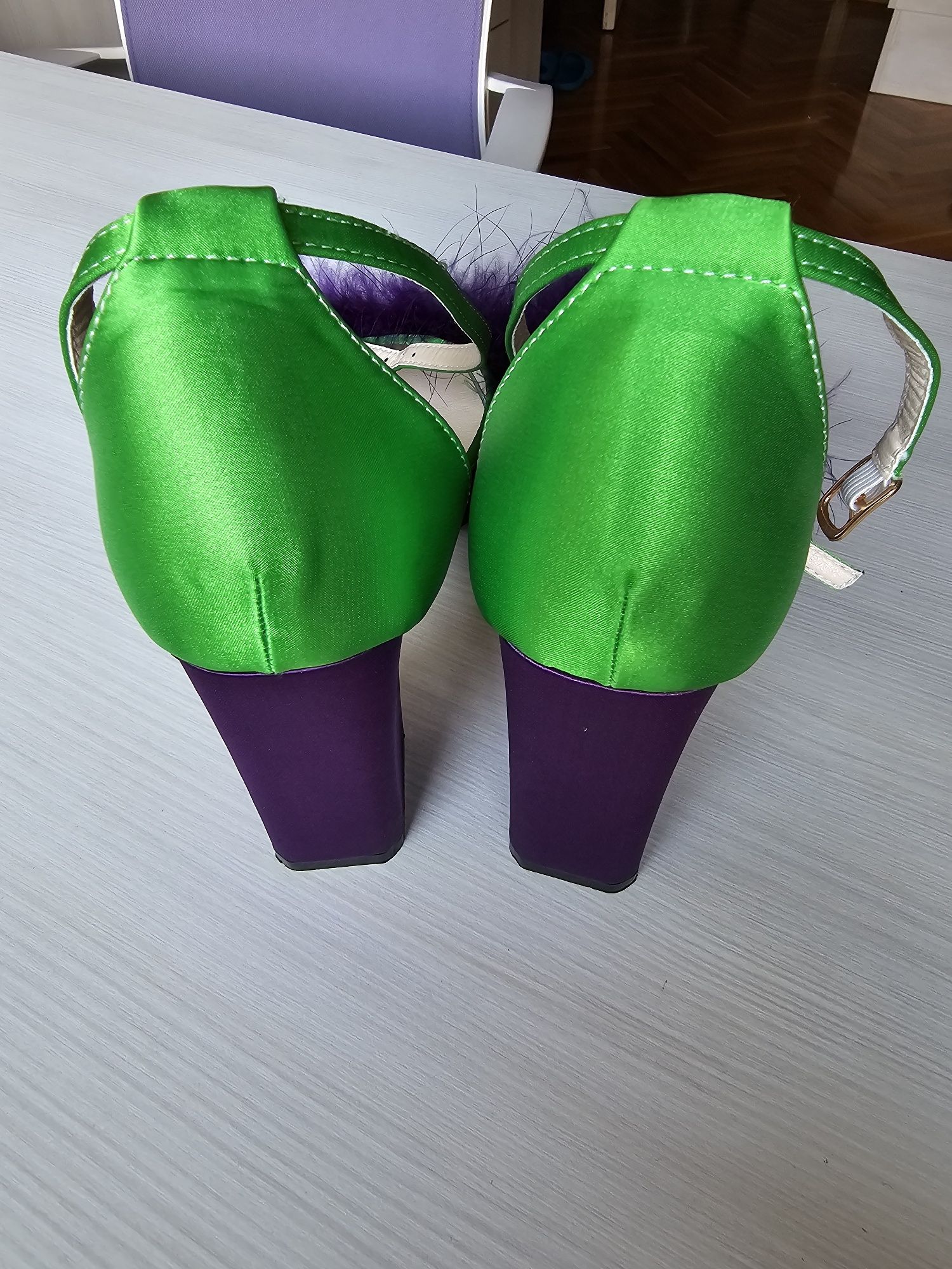 Елегантни сатенени обувки с ток